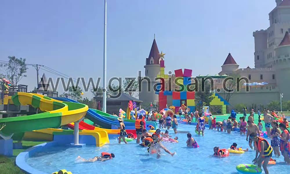 合家欢乐的儿童嬉水天地