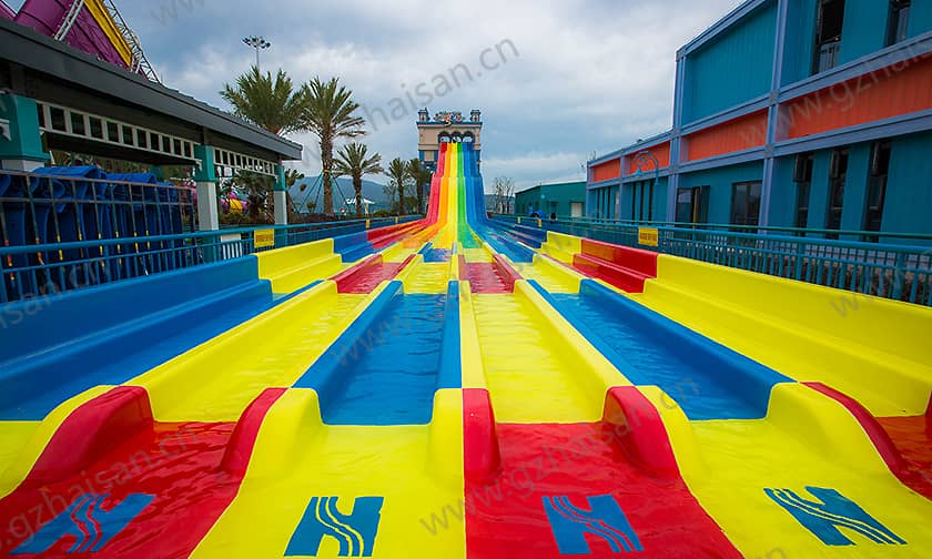 浙江宁波大目湾阿拉的海水上乐园竞赛滑道