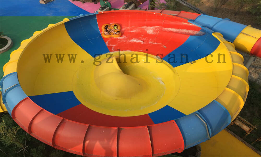 如何在水上乐园管理中提升园区的公共艺术和文化设施？