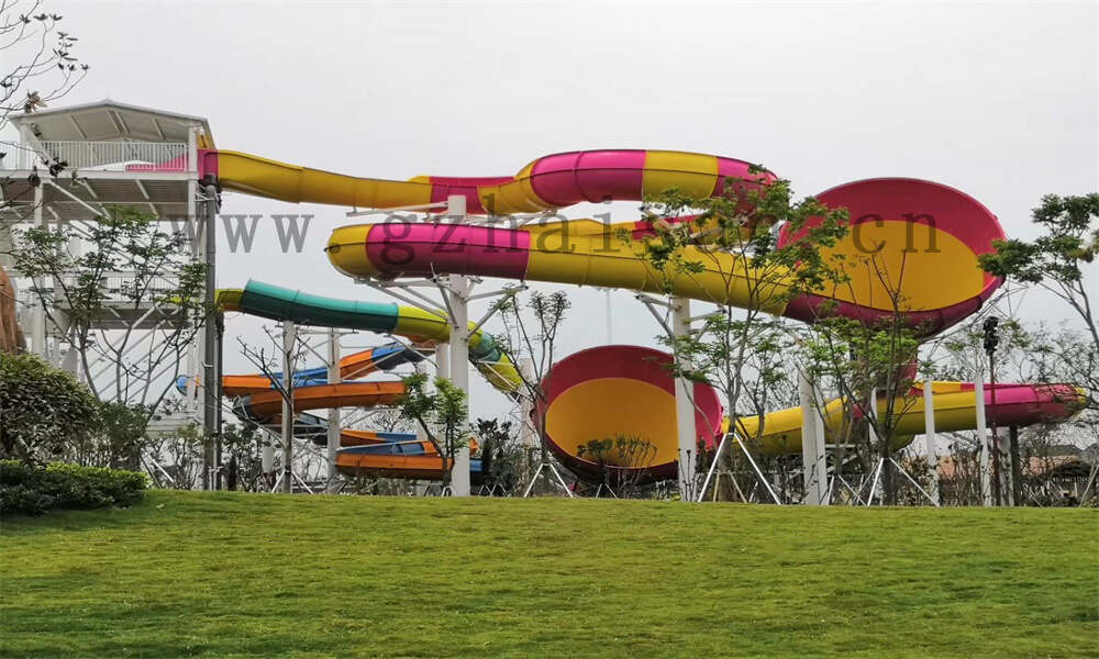 水上乐园畅享滑梯盛宴，尖叫欢乐一夏