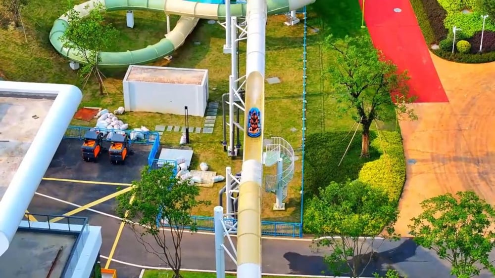 激流过山车｜当速度拥抱水花，掀起水上狂欢盛宴